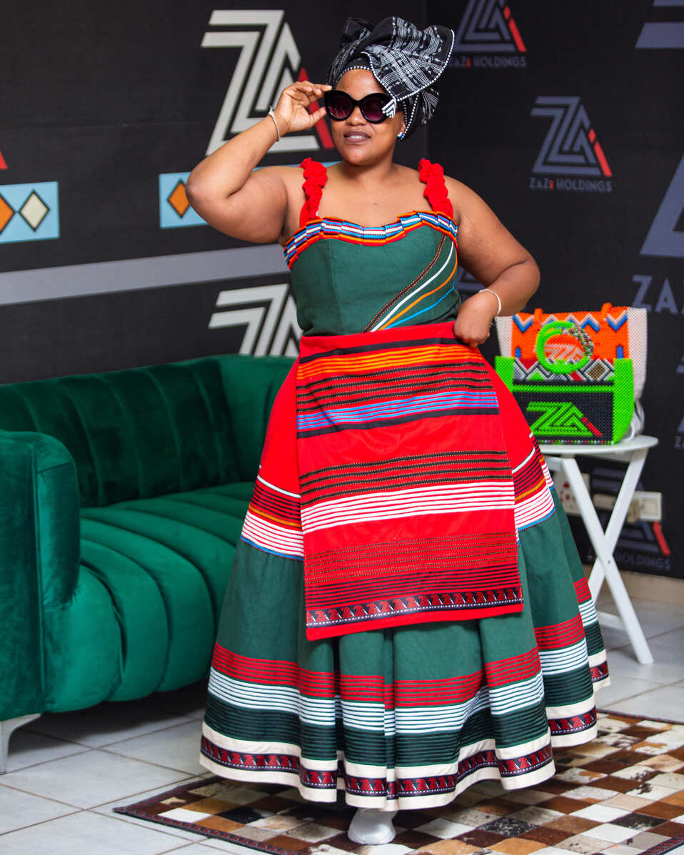 Ingubo Ebomvu Yesiko Lwethu